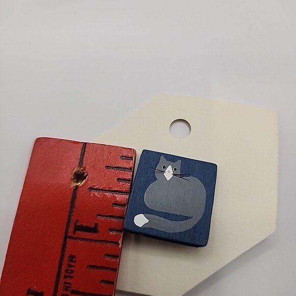 New Gray Cat Square Lapel Pin Hand Painted 1" - Picture 3 of 3